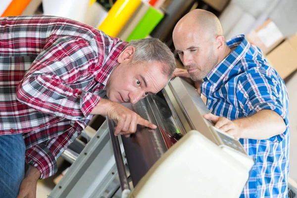 Deux jeunes techniciens réparant imprimante — Photo