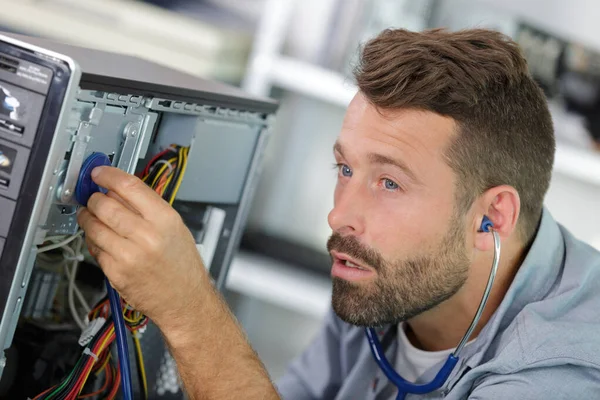 Een technicus die een computer herstellen — Stockfoto