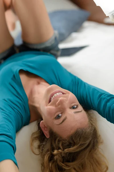 Bela mulher sorridente na cama — Fotografia de Stock