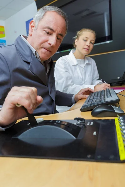 Palancas de cambio de hombre en el taller — Foto de Stock