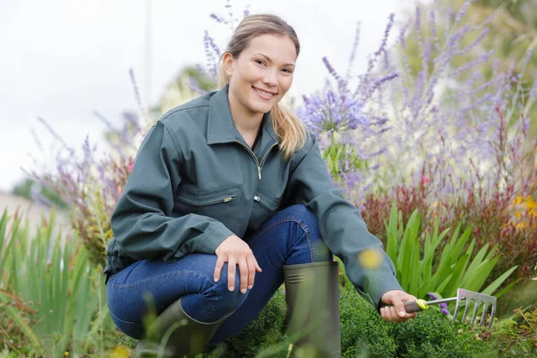 야외에서 정원을 가꾸고 있는 여자 — 스톡 사진