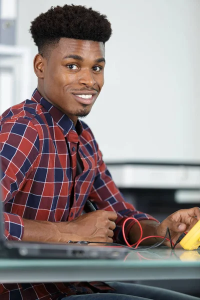 Eletricista feliz trabalhando com cabos pc — Fotografia de Stock