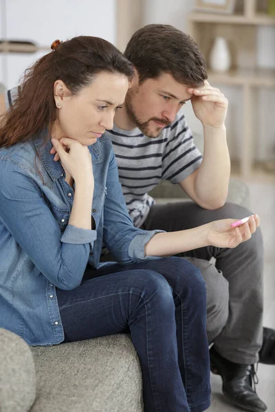 Pareja esperando ansiosamente la prueba de embarazo para revelar resultados —  Fotos de Stock