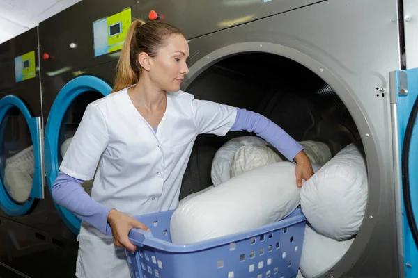 Ritratto di una lavandaia donna in tintoria — Foto Stock