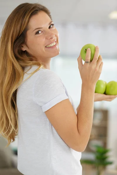 Manzana verde en manos de las mujeres — Foto de Stock