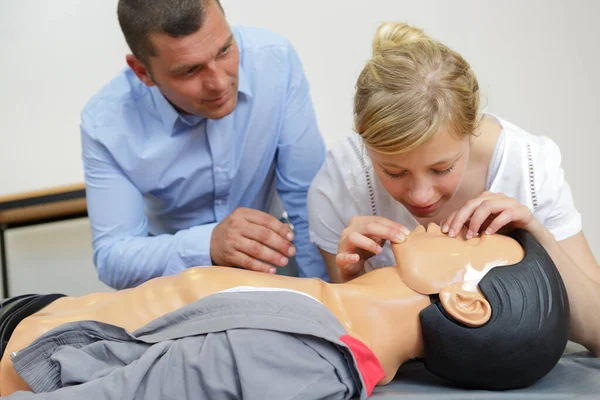 Entrenador femenino salvar la vida del hombre por cpr — Foto de Stock