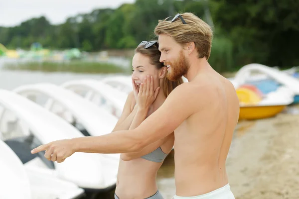 Upprymda ungdomar på stranden — Stockfoto