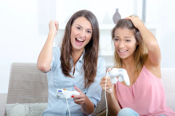 Dos felices amigos competitivos jugando videojuegos — Foto de Stock