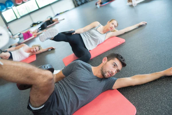 Group people on floor training at fitness club — Stockfoto