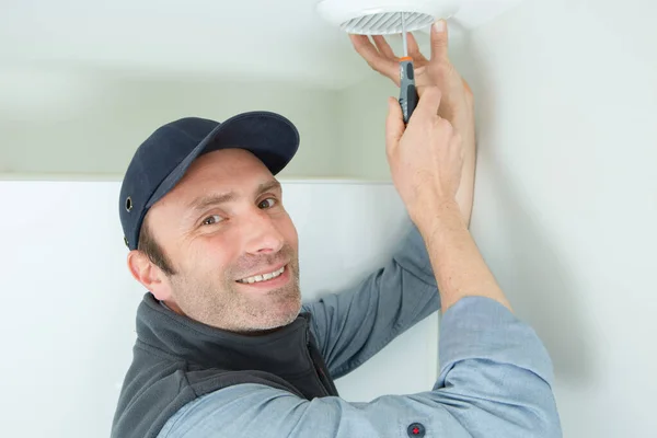 Homem bonito fixando painéis de teto — Fotografia de Stock