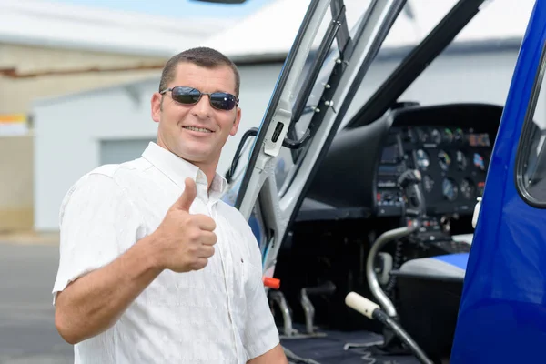 Piloto dando polegares para cima antes de entrar na aeronave — Fotografia de Stock