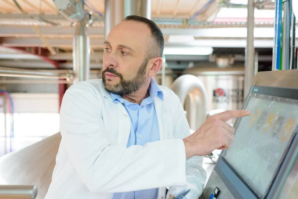 Factory machinery operator observing the system function — Stock Photo, Image