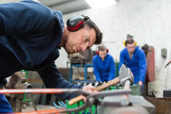 Porträtt av smed på jobbet — Stockfoto