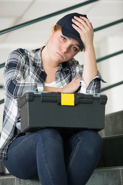 Traurige Elektrikerin mit Werkzeugkiste — Stockfoto