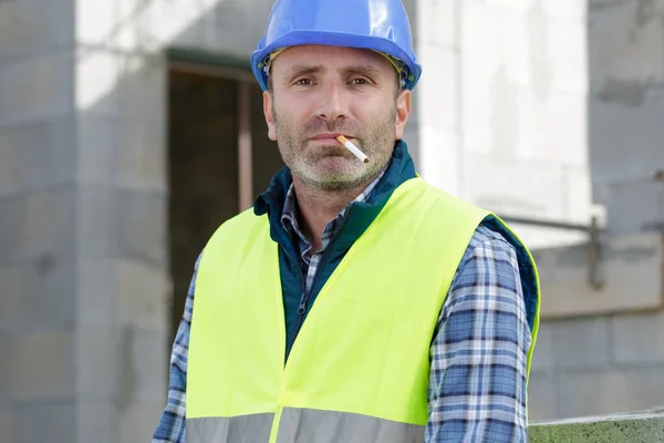 Портрет будівельника курильної сигарети — стокове фото