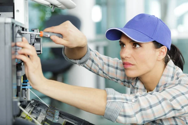 Mulher reparar uma impressora de escritório — Fotografia de Stock