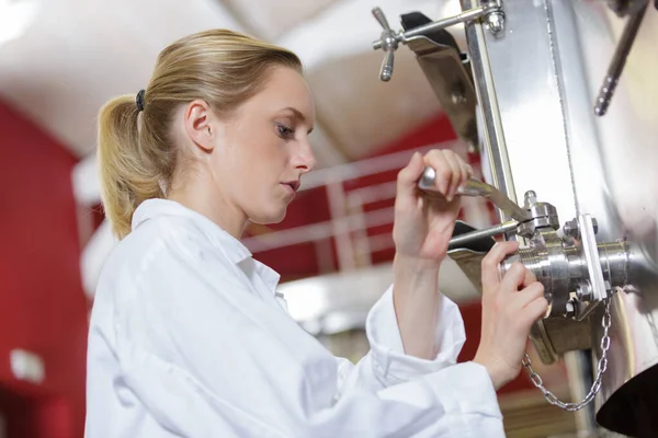 Vrouwelijke wijnbouwer in laboratorium — Stockfoto