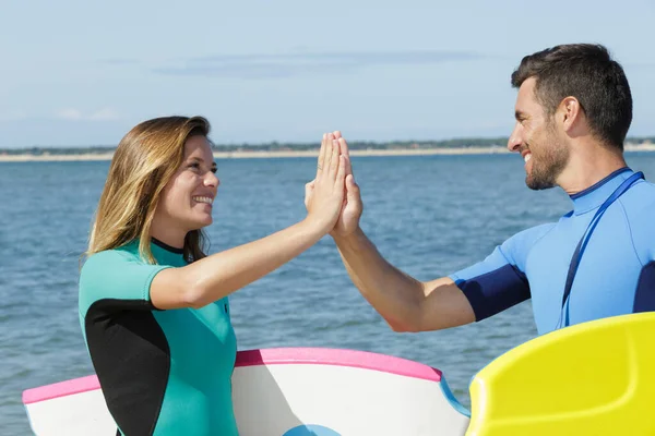 Bodyboardåkare gör en hög fem — Stockfoto