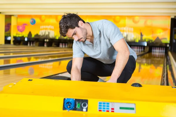 Beau employé qui entretient les allées de bowling — Photo