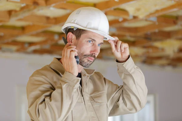 Ingeniero que utiliza un walkie talkie para la seguridad de los trabajadores —  Fotos de Stock