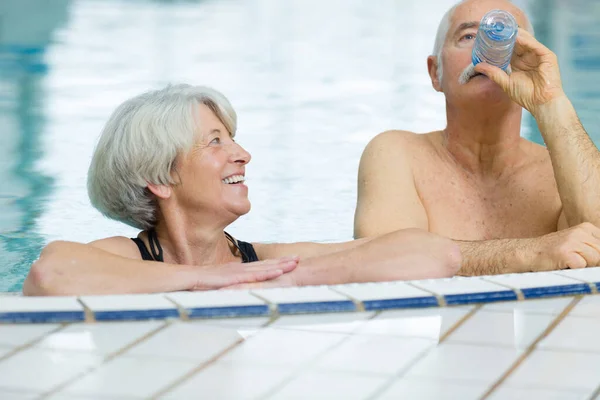 在游泳池里的一对老年快乐夫妇 — 图库照片