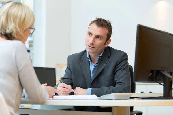 Man en vrouw in functie werken samen — Stockfoto