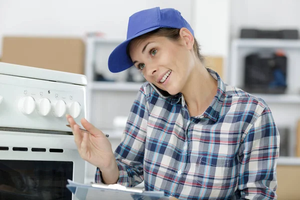 Porträt einer Frau am Telefon — Stockfoto