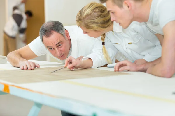 Versieren van leerlingen die naar het papier wijzen — Stockfoto