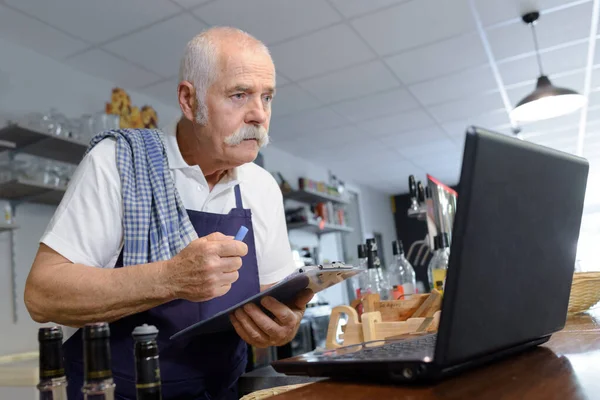 Senior barman op het werk — Stockfoto