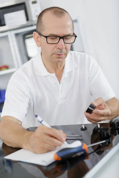 Fabrieksarbeider tijdens technologisch proces van fabricage werkstuk — Stockfoto