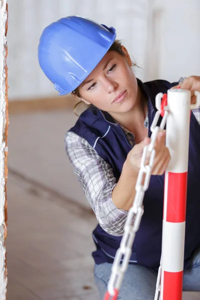 Portrait of a young woman builder — Stockfoto