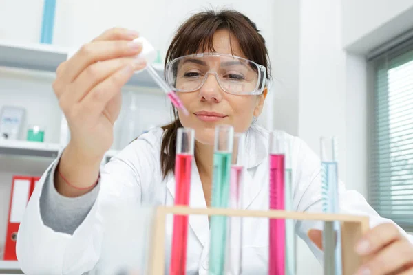 Vrouw chemicus of onderzoeker analyse chemisch laboratorium — Stockfoto