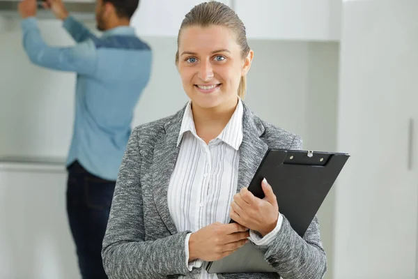 Agente immobiliare guardando la telecamera — Foto Stock