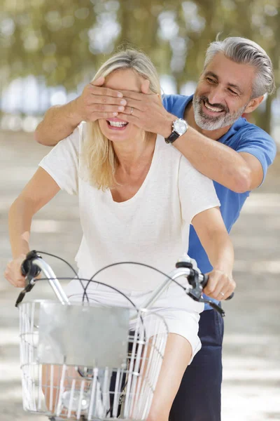 Liebendes Paar, das einen entspannten Moment miteinander verbringt — Stockfoto