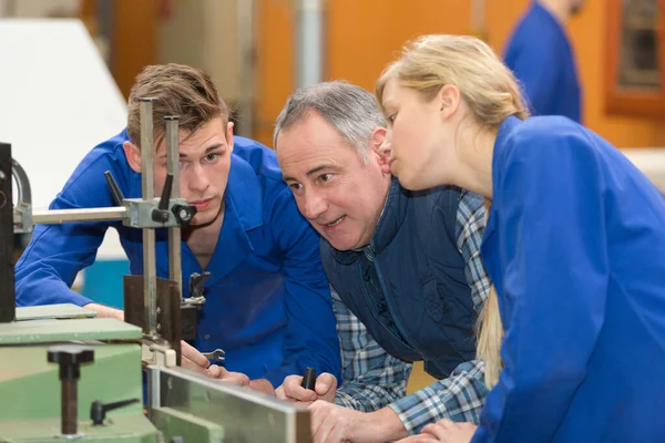 Leerlingen leren hoe ze een machine moeten gebruiken — Stockfoto