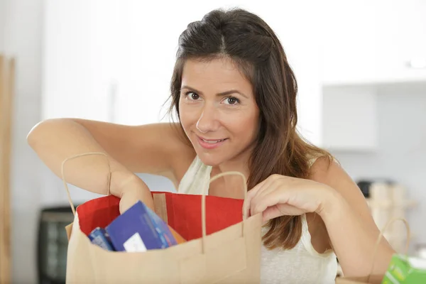 Frau packt zu Hause Lebensmittel aus — Stockfoto