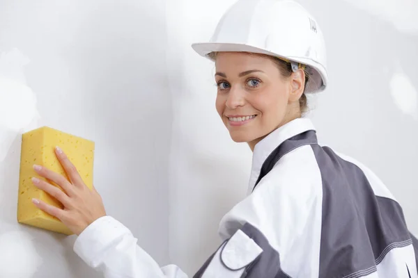 Ritratto di una donna che lavora al muro — Foto Stock