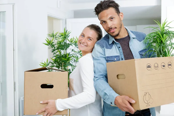 Ett par flyttar hus — Stockfoto