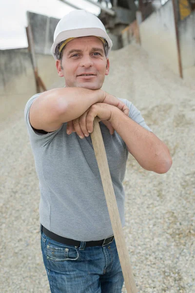 Portrait de l'homme qui travaille dans un casque à l'extérieur — Photo