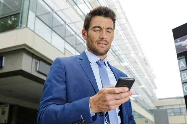 İş adamı telefonu açık havada kullanıyor. — Stok fotoğraf