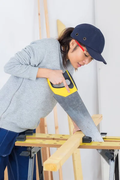 Retrato de la mujer aserrado a mano en el taller — Foto de Stock