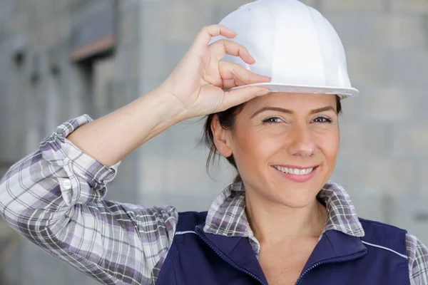 Frauenporträt einer Bauarbeiterin — Stockfoto