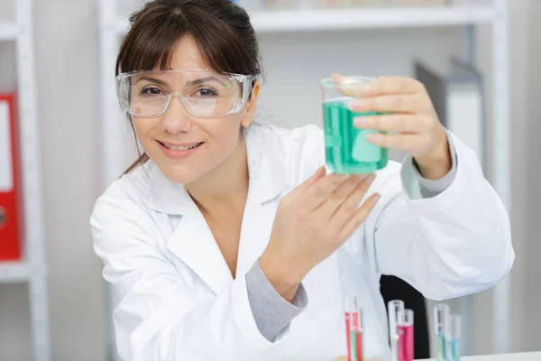 Donna che lavora con liquido nel suo laboratorio — Foto Stock