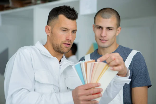 Entrenador de pintura comercial recogiendo el tono de color correcto — Foto de Stock