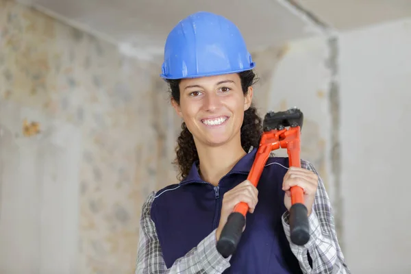 Werknemer vrouw met schaar maaier op witte achtergrond — Stockfoto