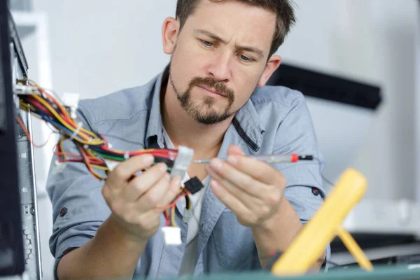 Hombre profesional reparación y montaje de una computadora — Foto de Stock