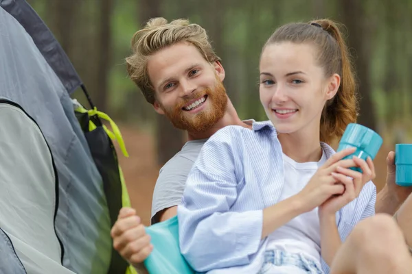 Una pareja disfruta acampar picnic — Foto de Stock