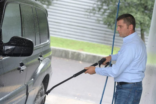 Portrait de l'homme pendant le lavage de voiture — Photo