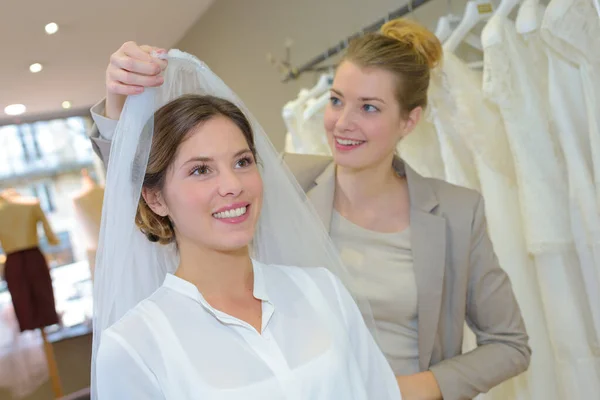 Noiva vestir-se no dia do casamento olhando para o véu — Fotografia de Stock