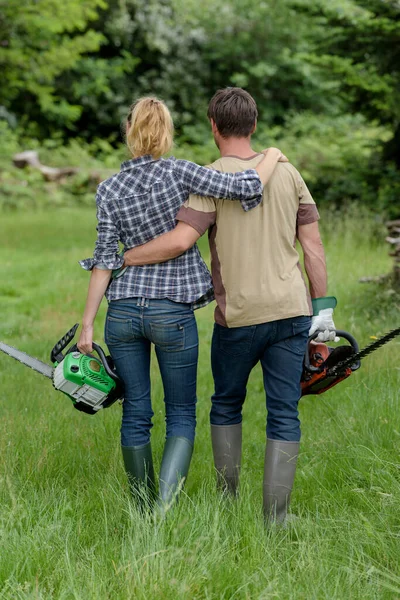 Çiftler birlikte bahçe işleriyle uğraşıyor. — Stok fotoğraf